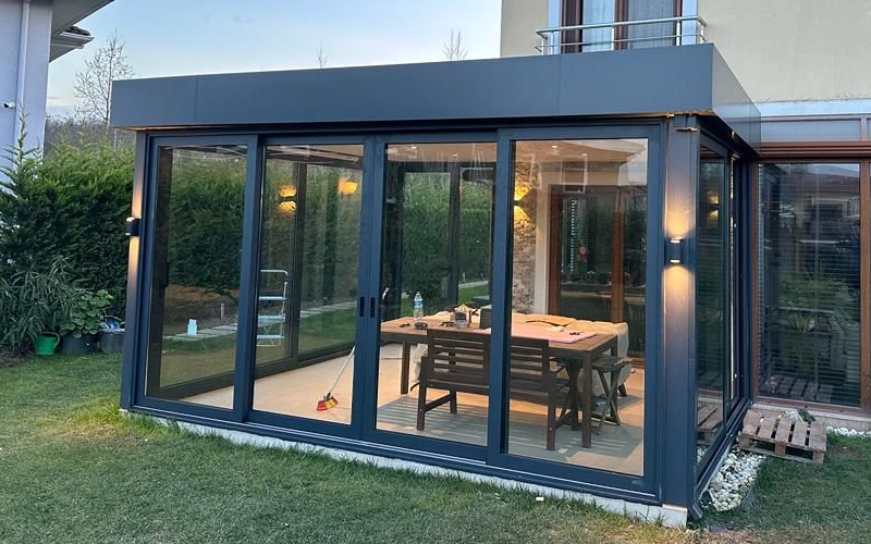 Sommergarten mit Glas-Schiebeelementen